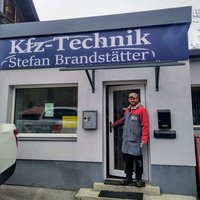 Stefan Brandstätter vor Werkstatt
